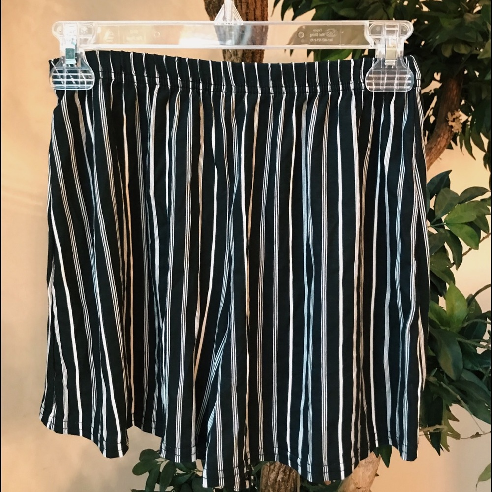 BOOHOO - striped flowy shorts - size 4 - NWT